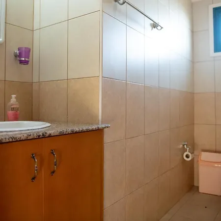 Adonis Villa Coral Bay